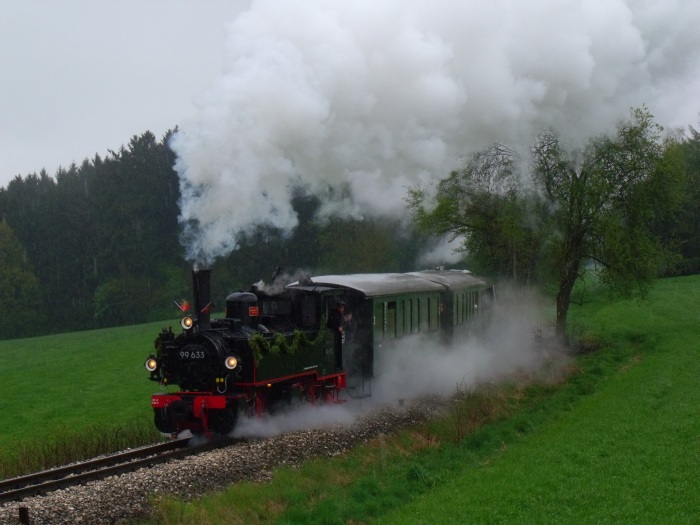 99 633 mit Regelzug auf dem Weg von Ochsenhausen nach Warthausen in der Steigung hinter Reinstetten (etwa bei km 16,3), um 12:20h am 1.Mai 2015