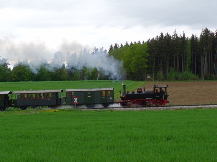 99 633 Tv mit Zug Warthausen->Ochsenhausen, an den Feldern kurz vorm Scheitelpunkt der Steigung oberhalb von Wennedach, bei km 15,4, um 15:30h am 02.05.2015