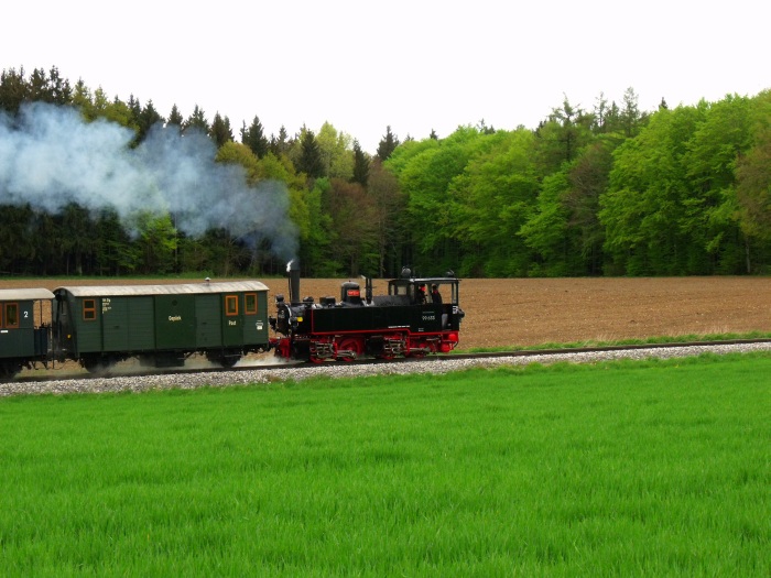 99 633 Tv mit Zug Warthausen->Ochsenhausen, an den Feldern kurz vorm Scheitelpunkt der Steigung oberhalb von Wennedach, bei km 15,4, um 15:30h am 02.05.2015