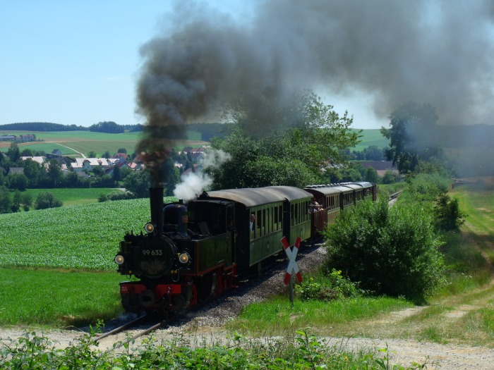 99 633 mit normalem Plan-Regelzug der Öchsle-Bahn Ochsenhausen->Warthausen oberhalb von Reinstetten, um 12:17h am 10.07.2016