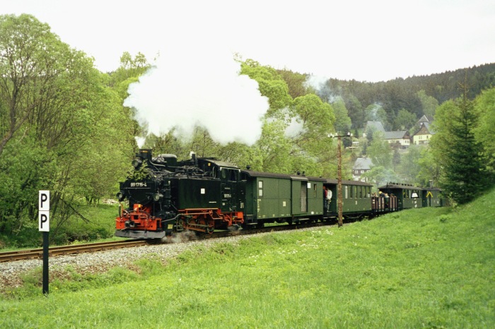 99 715 Zug nach Jöhstadt hinter Schmalzgrube, am 25.05.2006
