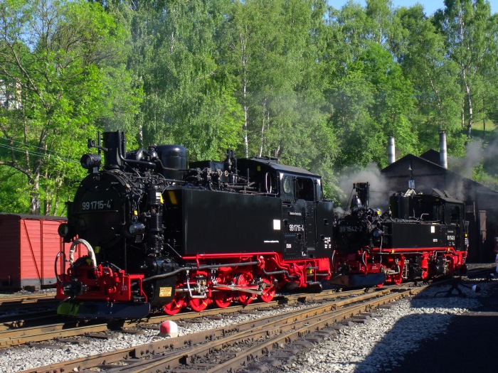 99 715 (wieder als DR-Lok “99 1715-4” beschriftet - wie üblich bei der Preßnitztalbahn...) wird neben weiteren 5 Loks für die traditionellen Pfingstfahrten auf der Bahn in Jöhstadter Bw- Gelände vorbereitet, um 8:35h am 07.06.2014