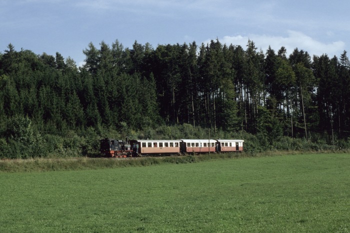 99 7203 Tv zurück mit Zug nach Amstetten abwärts im oberen Duital, am 04.09.1994