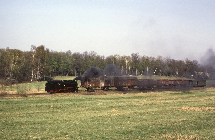 99 1791 Tv mit Güterzug zwischen Bärnsdorf und Cunnertswalde, am 24.03.1990