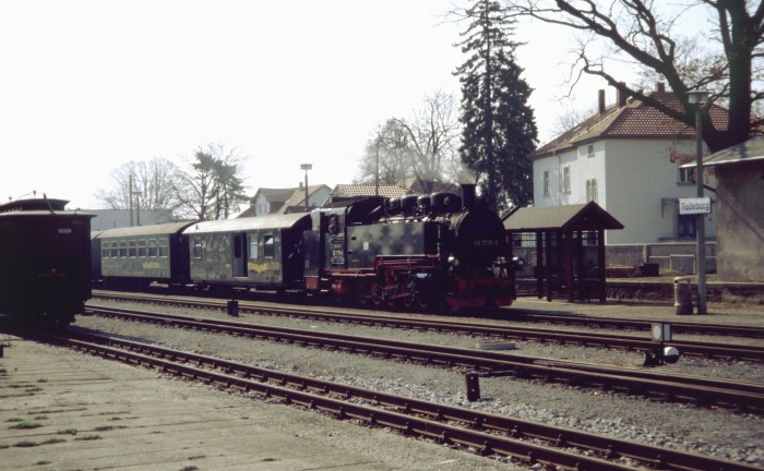 99 1775 mit P 3004 in Radeburg einfahrend, am 02.04.2007