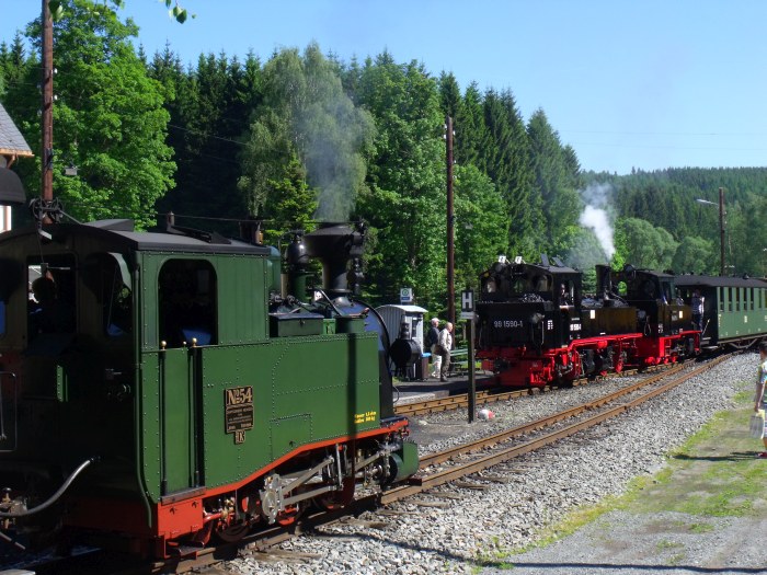 Die wartende No 54 vor Zug 53 kreuzt die bergab fahrenden 99 1590 Tv + 99 4511 Tv vorm Zug 16 einfahrend im Bf Schlössel, um 16:13h am 07.06.2014