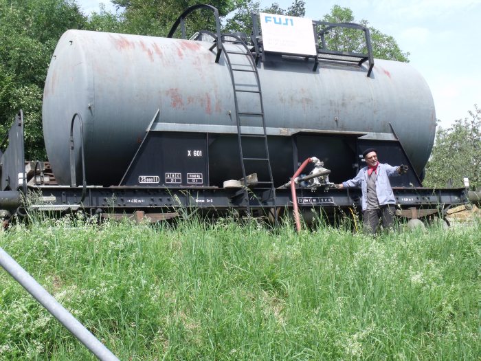 Dieser Kesselwagen, der hier wohl festen Standort hat und immer wieder aufgefüllt wird, enthält das Wasser in genügender Menge vorrätig, das die Zahnraddampfflok hier bei jeder Bergfahrt in einer kurzen Pause erhält und für die Weiterfahrt benötigt, Bahnhof Wienacht -Tobel um 11:20h am 04.08.2013