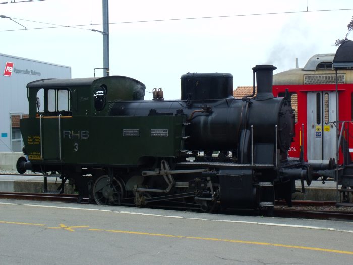Zahnradlokomotive RHB 3 (in der Schweiz als Eh 2/2-Bauart bezeichnet)  hat soeben den Standard- 3-Wagen-Sonderzug von Rorschach-Hafen bis Heiden hochgeschoben und steht nun im Bahnhof Heiden am Bahnsteig, um 11:34h am 04.08.2013
