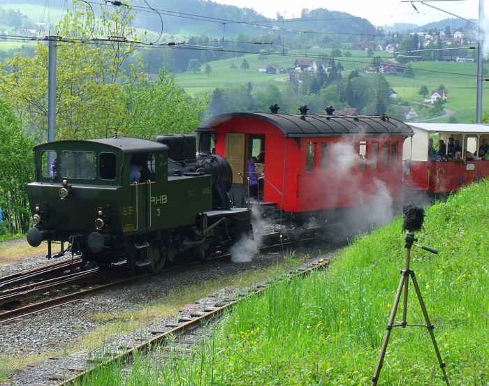 RHB 3 setzt im Bahnhof Wienacht-Tobel zurück aus dem Abstellgleis an den Bahnsteig, nachdem der abwärts fahrende Triebwagen gekreuzt hat, um 11:16h am 04.05.2014