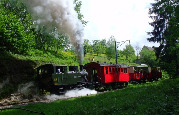 Zahnradlokomotive RHB 3 schiebt den üblichen 3-Wagen-Zug nach Heiden, fotografiert exakt an der besten Stelle für Soundaufnahmen, im Wald unterhalb von Wienacht-Tobel, um 14:00h am 04.05.2014