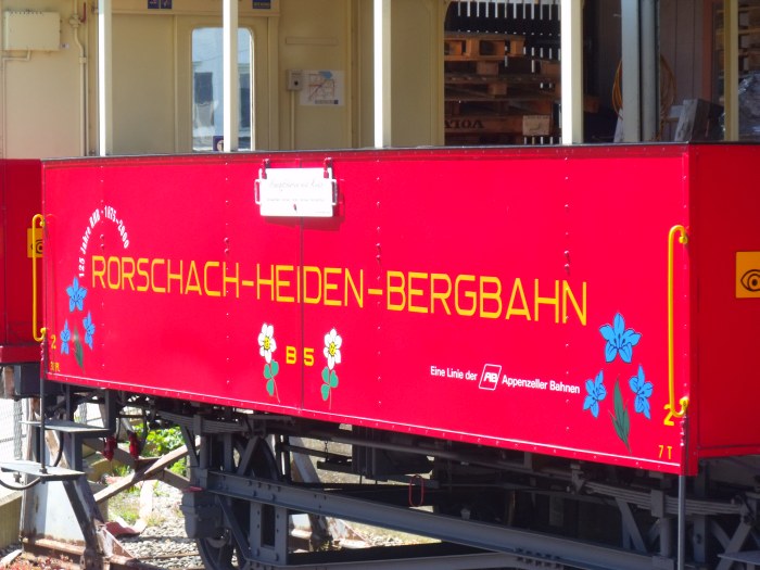 Die niedlich-hübsche Beschriftung und Bemalung der (historischen) offenen Wagen des Zuges, der regelmäßig von “Rosa” hierher befördert wird: Im Bahnhof Heiden um 11:52h am 01.06.2014