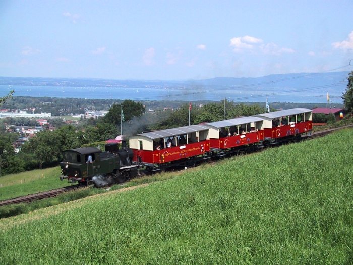 RHB 3 Tv auf Talfahrt bei schönstem Sommerwetter auf dem unteren Streckenabschnitt zwischen Rorschach und Wartensee, wo man diesen tollen Blick auf den Bodensee hat