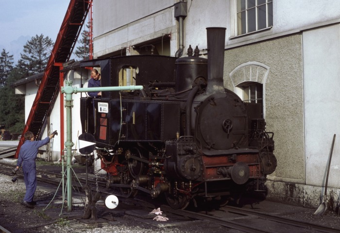 Lok 1 im Betriebswerk Jenbach am Wasserkran, am 19.08.1995