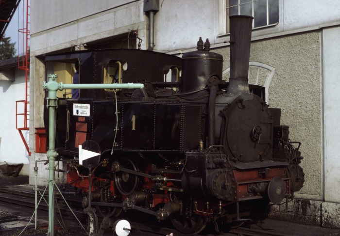 Lok 1 im Betriebswerk Jenbach am Wasserkran, am 19.08.1995