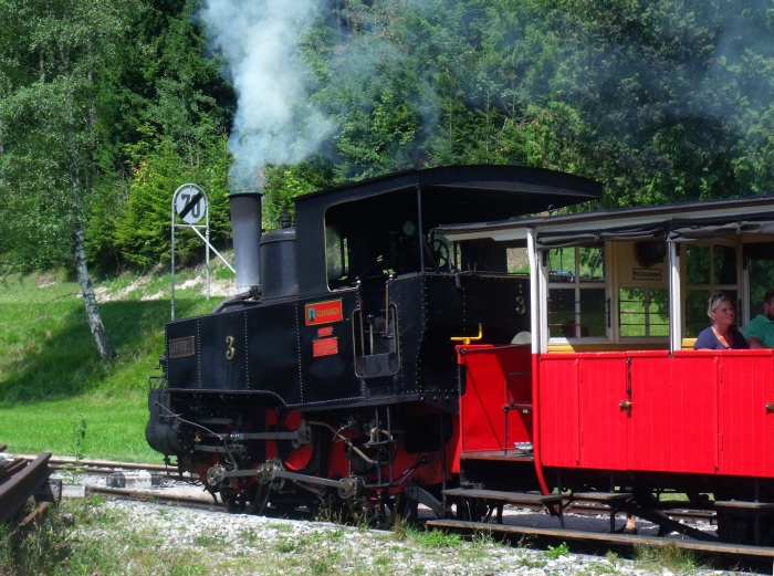 Lok 3 wartet vor dem mittäglichen Pendelzug, der im Sommerfahrplan nur einmal täglich zwischen Seespitz am Achensee-Anleger und Eben verkehrt, auf die Abfahrt, Bahnhof Eben um 13:34h am 04.08.2017