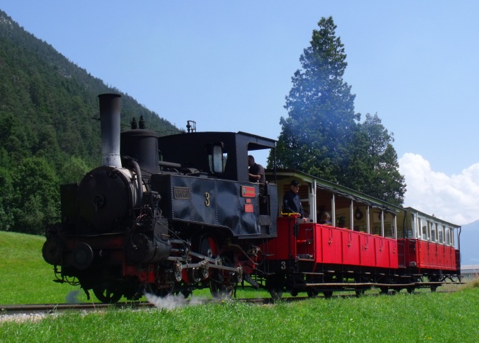 Lok 3 mit Pendelzug Richtung Seespitz hinter der Abfahrt Eben, um 13:35h am 04.08.2017