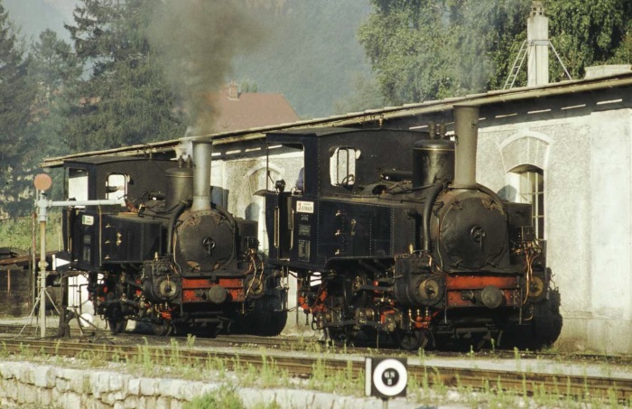 Lokomotiven 2 und 3 bei den Vorbereitungen für den Tagesdienst im Bw Jenbach der Achenseebahn, Anfang Juni 1985
