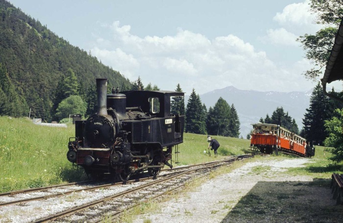 Lok 1 Achenseebahn beim Umsetzen in Eben, fotografiert Anfang Juni 1985