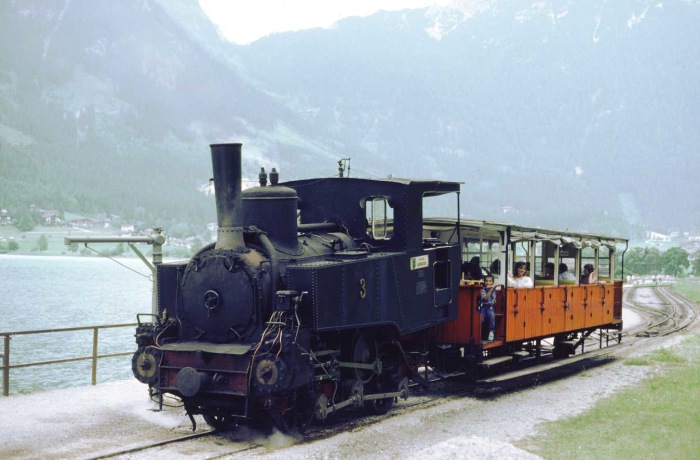 Lok 3 Achenseebahn trifft im Endbahnhof Seespitz mit 1-Wagen-Zug ein, Juni 1985