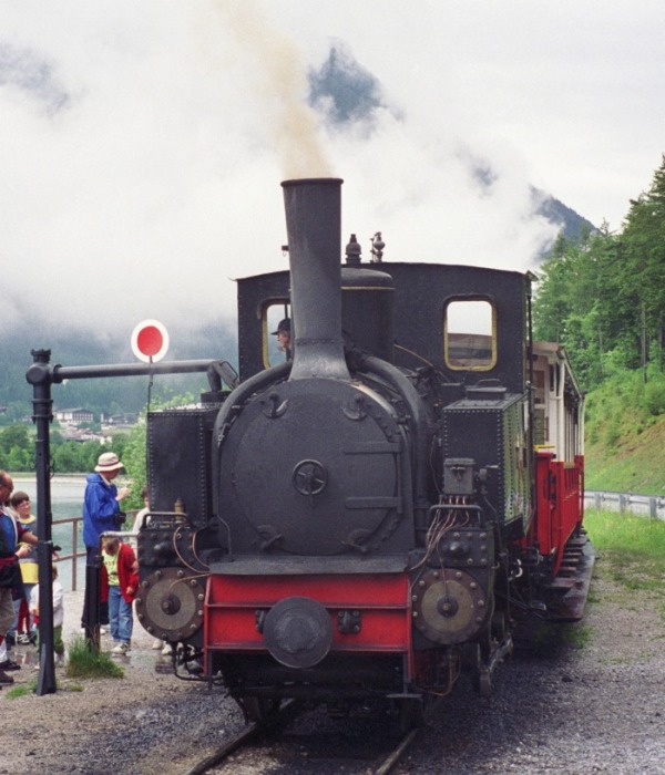 Lok 1 ist mit gezogenem Zug oben in Bahnhof Seespitz eingetroffen und erhält sogleich Wasser, am 14.06.1997