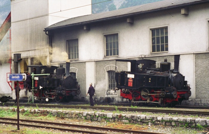 Lok 2 und Lok 3 werden im Betriebswerk in Jenbach vorbereitet für die nächsten Bergfahrten, am 14.06.1997