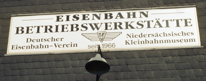 Beschilderung der DEV-Werkstätte in Bruchhausen-Vilsen