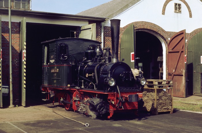 FRANZBURG vor dem Fahrzeugschuppen der Inselbahn Wangerooge, am 17.07.1998