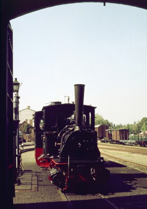 FRANZBURG vor der Fahrzeughalle in Bruchhausen-Vilsen, am 25.08.2001