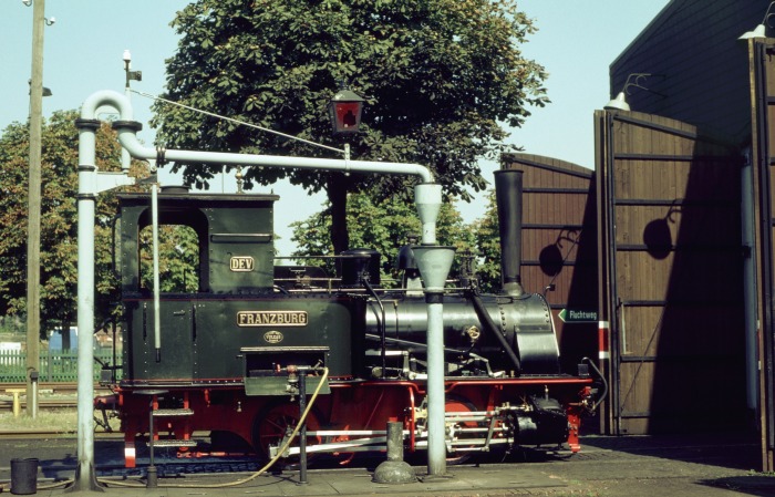 FRANZBURG vor der Fahrzeughalle in Bruchhausen-Vilsen, am 25.08.2001