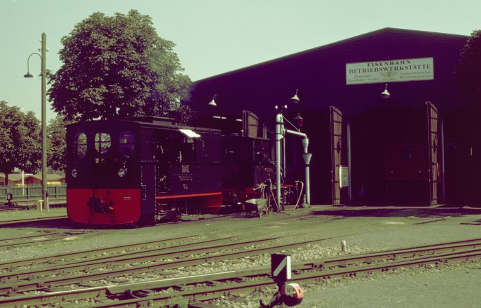 PLETTENBERG und FRANZBURG vor der Fahrzeughalle in Bruchhausen-Vilsen, am 25.08.2001