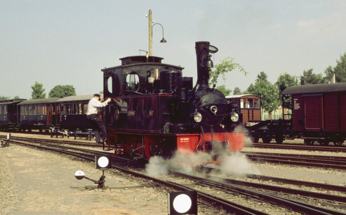 HERMANN beim Umsetzen im Bahnhof Bruchhausen-Vilsen, um 18:00h am 09.06.2003