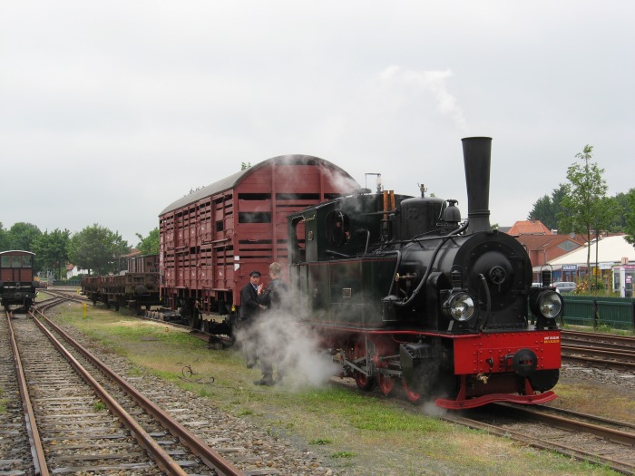 HOYA vor aufgebocktem Güterwagen in Bruchhausen-Vilsen, am 26.05.2007