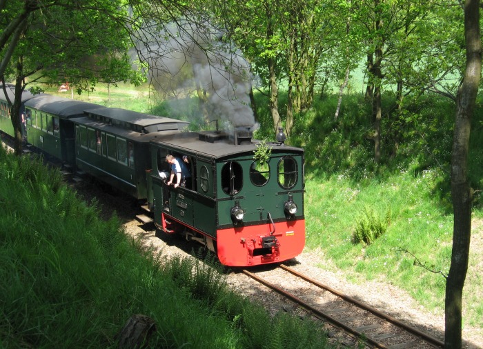 PLETTENBERG mit Zug 107 im Einschnitt hinter Vilser Holz, um 14:19h am 11.05.2008