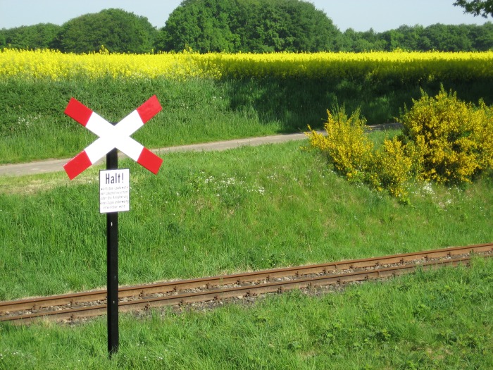 historisch beschrifteter Bahnübergang zwischen Vilser Holz und Heiligenberg, fotografiert am 12.05.2008