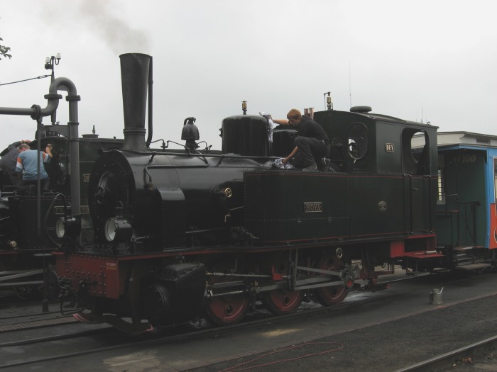 Lok HOYA wird geputzt, Bruchhausen-Vilsen am 03.08.2008