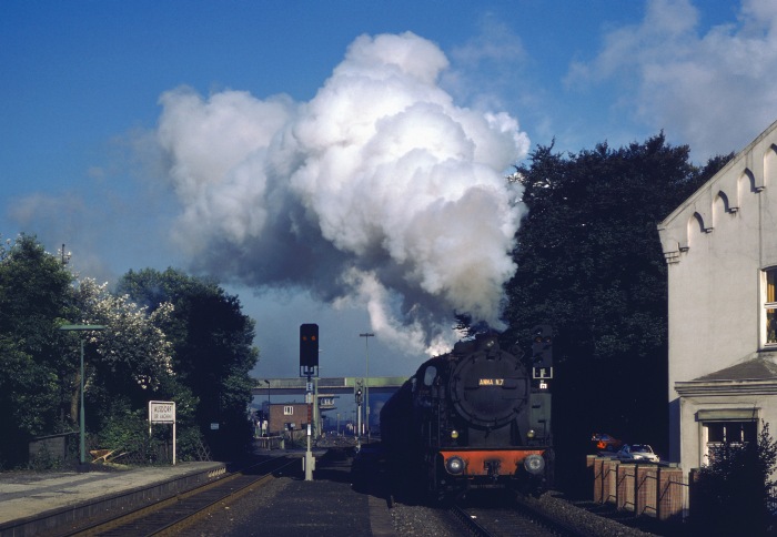 ANNA N.7 zieht mit Kohlenzug weit heraus aus dem Zechengelände vor auf Bundesbahngleis im Personenbahnhof Alsdorf, um 8:15h am 06.09.1979