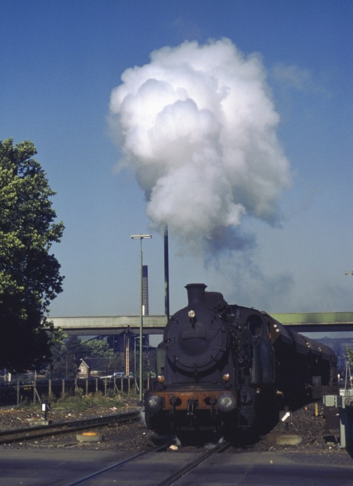 ANNA N.1 vorziehen über den Bahnhübergang bis in den Personenbahnhof Alsdorf, um 9:10h am 06.09.1979