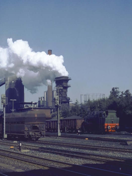 ANNA 11 zieht mit Schlacke gefüllte O-Wagen vom Verladeturm weg, ca.10:00h am 06.09.1979