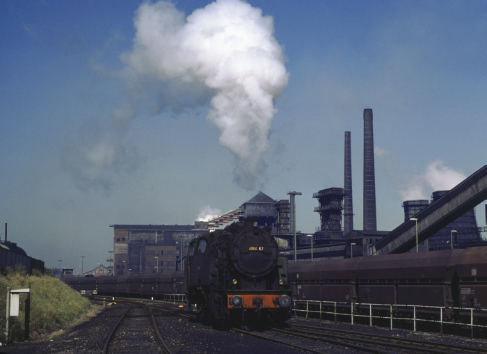 ANNA 7 beim Umsetzen vor der beeindruckend großen Kulisse des Grubengländes, am 06.09.1979