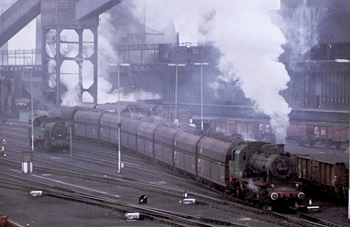 ANNA 8 zieht mit Kohlenzug vor und typischer Einblick ins Grubengelände und die EBV-Gleisanlagen, am 26.05.1979