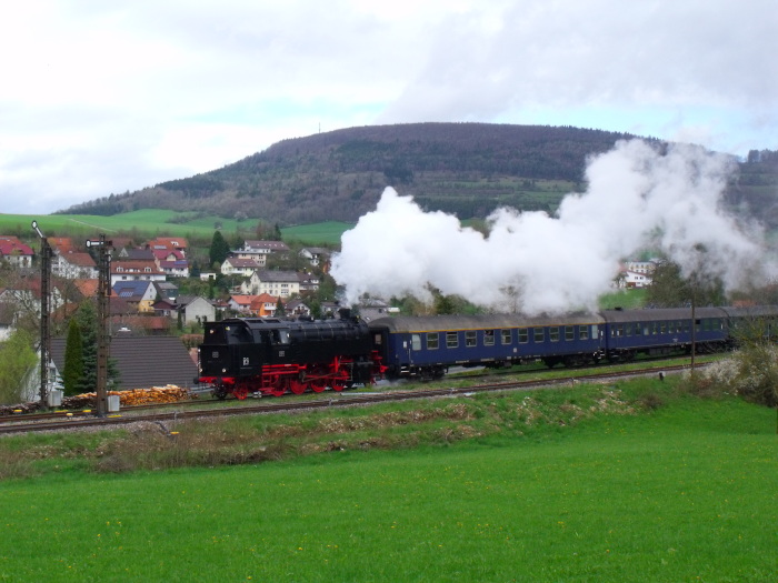 BB 262 Tv mit UEF-Sonderzug an der südlichen Ausfahrt von Fützen (abwärts Richtung Weizen), um 11:50h am 16.04.2016