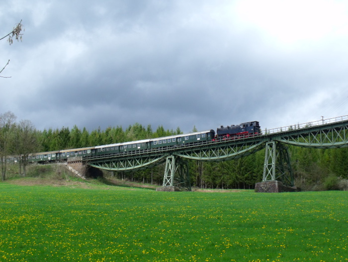 BB 262 Tv mit regulärem Museumszug der Bahn, abwärts fahrend auf dem Biesenbach-Viadukt, um 14:14h am 16.04.2016