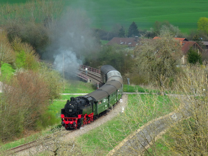 BB 262  mit Regelzug der Sauschwänzlebahn Weizen→Blumberg, in der Kurve hinter der B314-Brücke oberhalb Fützen, um 16:21h am 16.04.2016