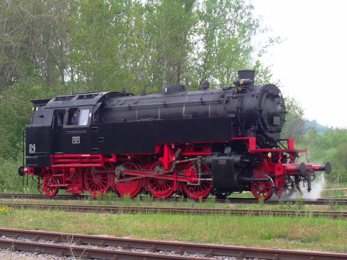 BB 262 fährt vor zu den östlichen Abstellgleisen zum Abholen des Museumszuges in Blumberg, um 9:22h am 28.05.2016