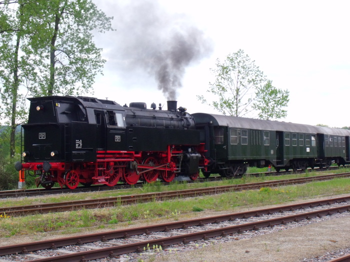 262 BB Tv holt den Museumszug der Bahn vom Abstellgleis in den Bahnhof Blumberg, um 9:30h am 28.05.2016