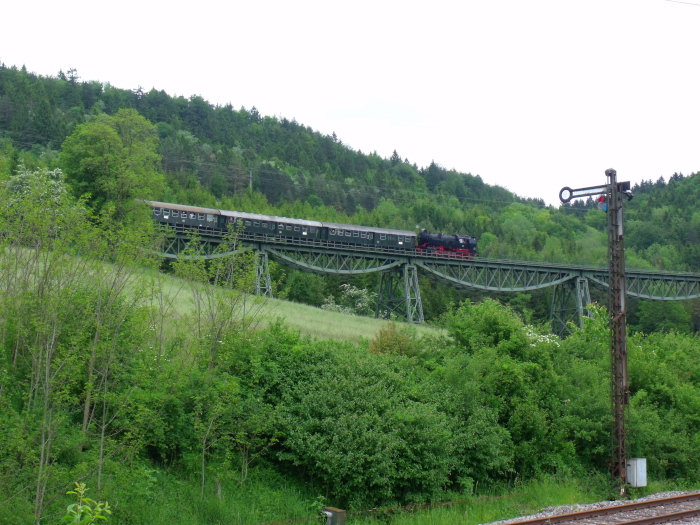 262 BB Tv mit Zug Blumberg->Weizen abwärts fahrend auf dem Biesenbach-Viadukt, um 14:17h am 28.05.2016