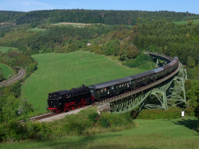 BB 262 Tv mit Zug von Blumberg nach Weizen abwärts, am Biesenbach-Viadukt oberhalb von Epfenhofen, um 10:15h am 15.09.2018