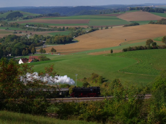 BB 262 Tv mit Zug von Blumberg nach Weizen abwärts, ausfahrend Epfenhofen, um 10:23h am 15.09.2018