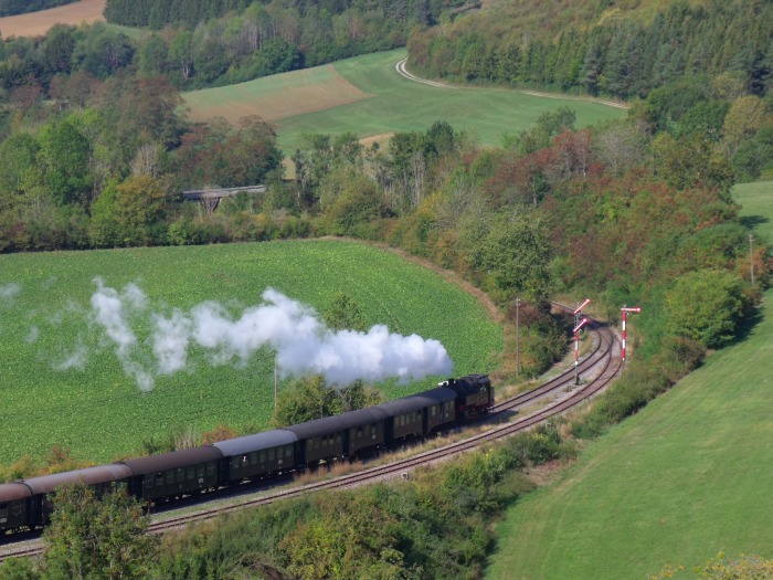 BB 262 Tv mit Zug von Blumberg nach Weizen abwärts, ausfahrend Epfenhofen, um 10:23h am 15.09.2018