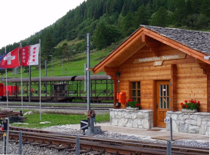 Das Holzhaus- Dienstgebäude der DFB im Bahnhof Oberwald, am 24.08.2014